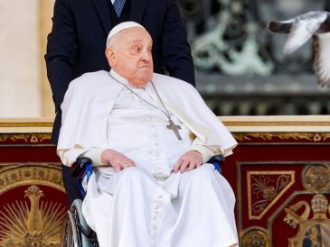 Francisco, sin las cánulas nasales puestas, se paseó entre los fieles y se detuvo a intercambiar unas palabras con un grupo de monjas, así como con varios niños. EFE/EPA/F. FRUSTACI