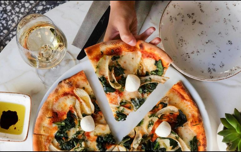 La pizza y qué tan saludable es comerla. UNSPLASH / P. KUCUK