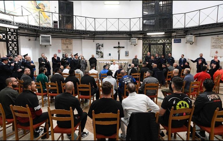 El papa Francisco pasó brevemente por la de 'Regina Coeli', en el centro de Roma, pese a estar todavía convaleciente por sus problemas respiratorios. EFE/ Vatican Media