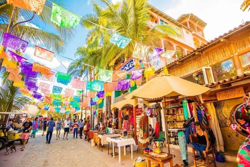 Sayulita está compuesta por locales y extranjeros de espíritu cálido y festivo. GOBIERNO DE NAYARIT 