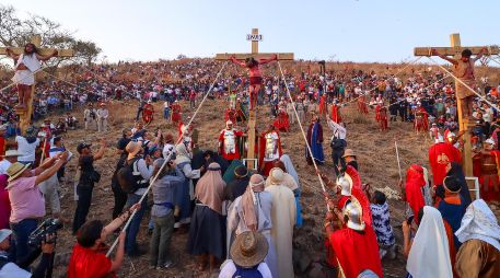 La multitud reunida en la Plaza Principal de San Martín de las Flores mostraba su tristeza, indignación, coraje, impotencia y pesar por la muerte de Jesús. EL INFORMADOR / H. FIGUEROA
