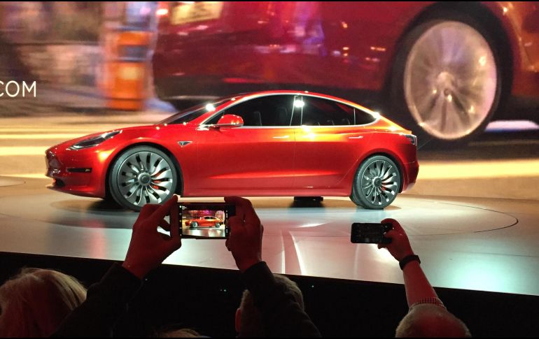 El Tesla Model 3 tiene avanzadas tecnologías contra el robo y sus piezas no son funcionales para otros modelos. AP/Archivo