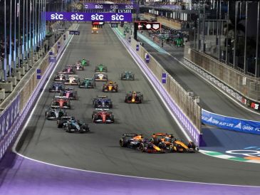 Piastri, de 24 años, logró su tercera victoria en la F1 -la tercera del año- al ganar la carrera nocturna. EFE/EPA/A. HAIDER