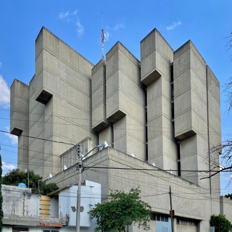 La fachada cerrada es para proteger los documentos de la luz natural. ESPECIAL