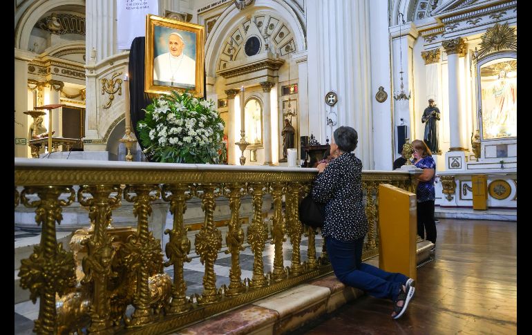 Pasadas las 13:00 horas, los templos del Centro tapatío hicieron sonar sus campanas para decir el último adiós a Bergoglio.  EL INFORMADOR/ H. Figueroa.