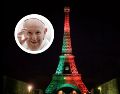 El de la torre Eiffel no fue el único homenaje de París al pontífice este lunes, ya que por la mañana, a las 11.00 hora local, las campanas de la catedral de Notre Dame repicaron 88 veces, una por cada año de vida del Papa argentino. EFE / AP