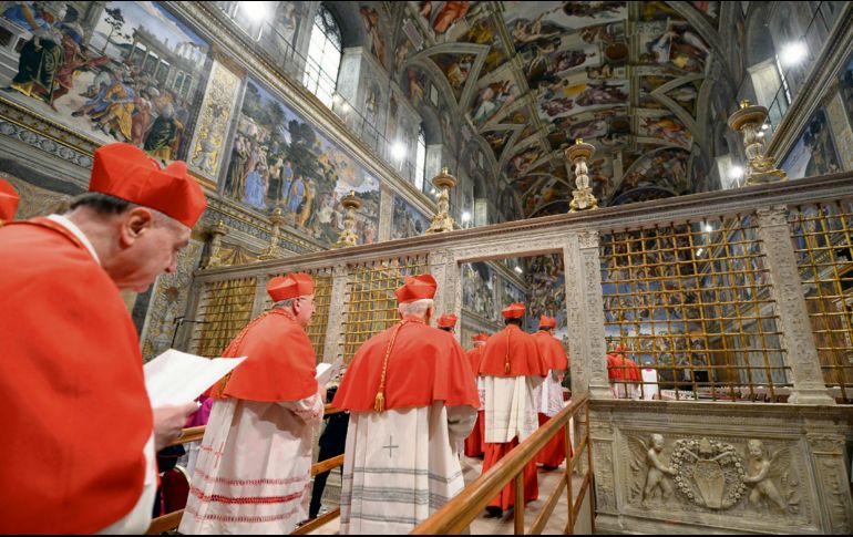 Los cardenales electores se trasladan a la Capilla Sixtina, el lugar donde se llevarán a cabo las votaciones en total aislamiento. AP