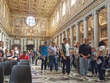 Los fieles comienzan a llegar a la Santa Sede para despedir al Papa Francisco. EFE
