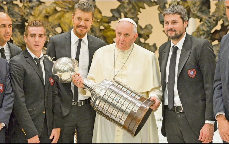 El Papa Francisco recibió en 2014 al San Lorenzo y tuvo la oportunidad de sostener la Copa Libertadores que el club conquistó ese año. AFP