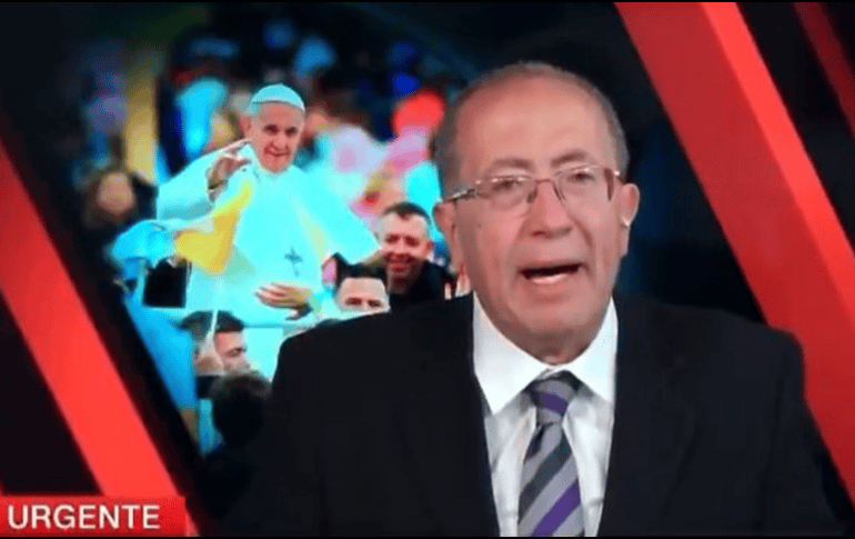 Se puede apreciar cómo con la voz entre cortada y al borde del llanto, el comunicador dio a conocer este lunes, el fallecimiento del Pontífice. ESPECIAL