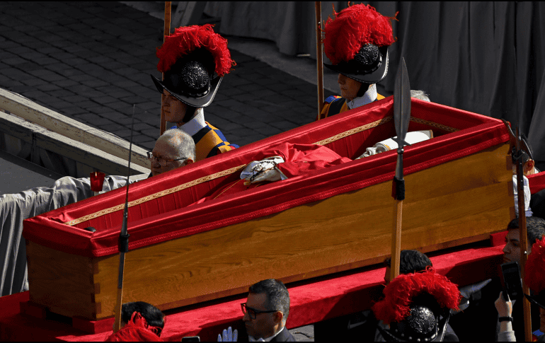 Los dolientes en la plaza observaron mientras el ataúd de Francisco pasaba junto a ellos. EFE / R. Antimiani