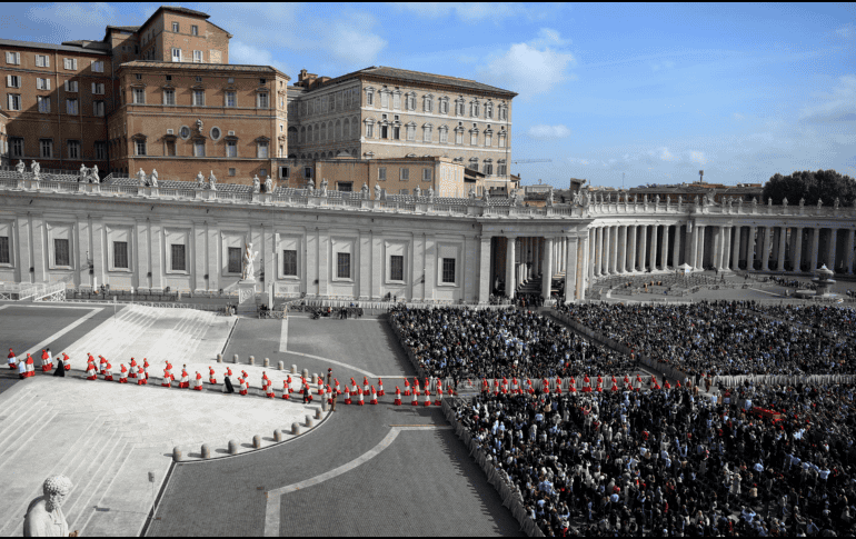 El cuerpo del Papa era seguido por los cardenales ataviados con sotanas escarlata, obispos con túnicas púrpuras y los guardias suizos con sus uniformes dorados y azules. EFE / R. Antimiani