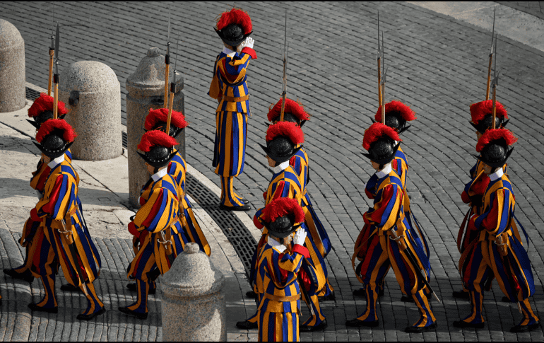 La Guadia Suiza acompañó al cortejo del Papa Francisco. EFE / R. Antimiani