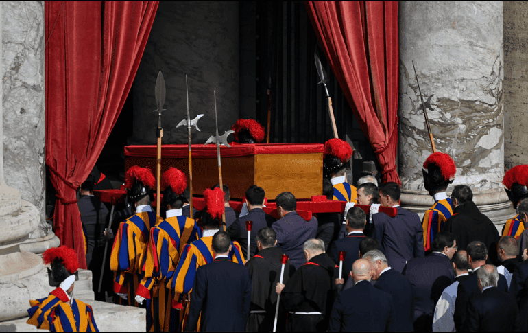 La Basílica de San Pedro permanecerá abierta hasta la medianoche para acomodar a las multitudes, un período de luto que terminará el viernes a las 7 de la tarde, cuando el ataúd de Francisco sea cerrado y sellado. EFE / R. Antimiani