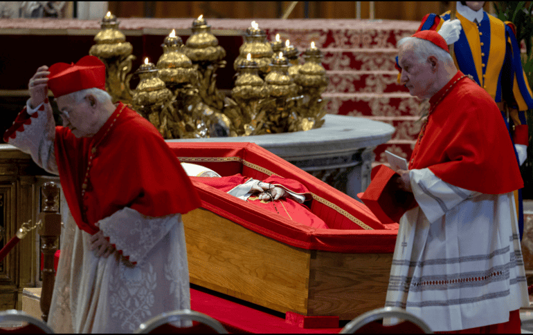 Se espera que varios jefes de estado acudan el sábado al funeral de Francisco, pero los tres días de velatorio público permitirán que los católicos de a pie lloren al papa de 88 años, quien falleció el lunes tras sufrir un derrame cerebral. EFE / M. Percossi