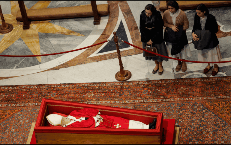 Los cardenales se reunirán durante la próxima semana antes de entrar en un cónclave, el ritual secreto de votación en la capilla Sixtina para elegir un nuevo Papa. EFE / G. Lami