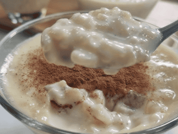 En México, la preparación de este postre, además de los ingredientes explícitos, suele incluir canela, extracto de vainilla, leche evaporada, leche condensada o azúcar. ESPECIAL/YouTube @La Cocina de Loli Dominguez