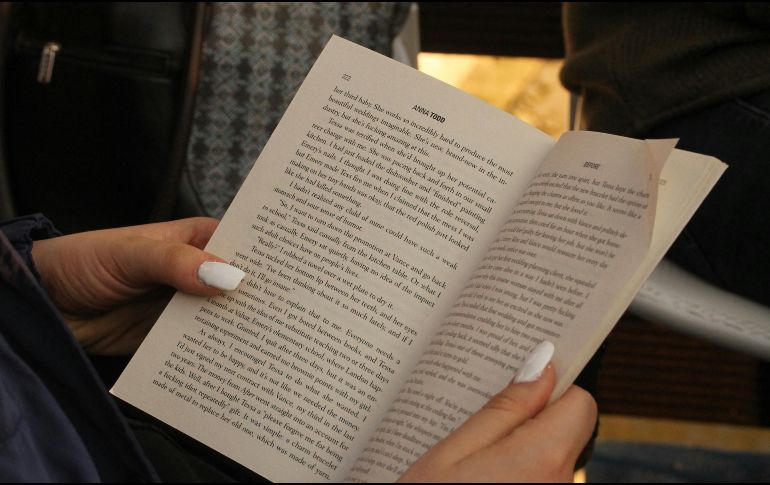 En este Día Internacional del Libro, es importante reflexionar sobre la importancia de los libros. UNSPLASH/  S. Tzertzeveli