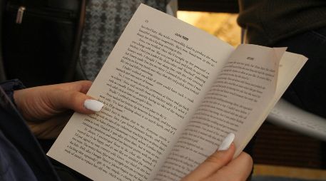 En este Día Internacional del Libro, es importante reflexionar sobre la importancia de los libros. UNSPLASH/  S. Tzertzeveli