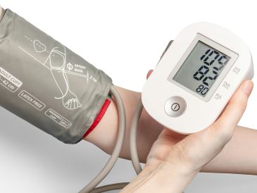 La investigación también ha descubierto que las personas con hipertensión no tratada tienen un 42% más de riesgo de desarrollar demencia. UNSPLASH / Mockup Graphics