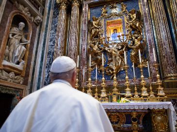 El Papa Francisco visita con regularidad la basílica romana de Santa María La Mayor, que eligió como su destino final. EFE / ARCHIVO