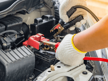 Elementos críticos como la unidad de control electrónico (ECU), el sistema de gestión del motor y diversos sensores, pueden ser muy sensibles a alteraciones en el voltaje. CANVA