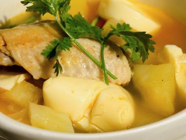 Una de las comidas que más evocan el hogar es el caldo de pollo, una preparación tradicional que combina la carne de esta ave de corral con una variedad de verduras y, en algunos casos, arroz o pasta de sopa. ESPECIAL / CANVA