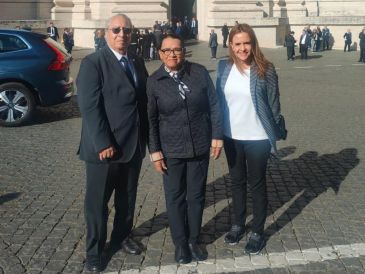 Rosa Icela Rodríguez compartió una foto en la Puerta de la Plegaria de la Basílica de San Pedro, acompañada del embajador Alberto Barranco Chavarría y de Clara Luz Flores, titular de la Unidad de Asuntos Religiosos, Prevención y Reconstrucción del Tejido Social de la Segob. X / @rosaicela_