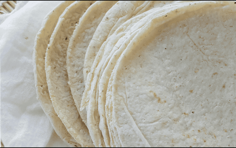 Desde que se producen hasta que llegan a nuestra mesa, las tortillas deben mantenerse bajo condiciones alejadas de la humedad y la exposición solar para alargar su fecha de consumo. ESPECIAL