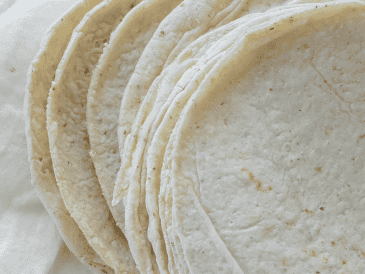 Desde que se producen hasta que llegan a nuestra mesa, las tortillas deben mantenerse bajo condiciones alejadas de la humedad y la exposición solar para alargar su fecha de consumo. ESPECIAL