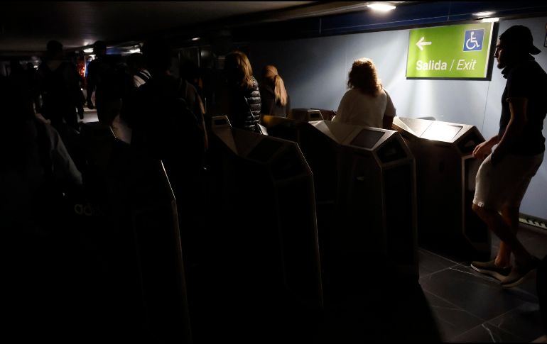 Cerca del mediodía, usuarios del Metro de Madrid tuvieron que abandonar una de las estaciones del suburbano tras registrarse un apagón masivo en el país. EFE / Mariscal