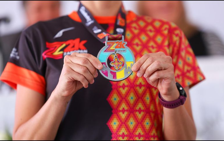 Este lunes se presentaron la medalla y la camisa conmemorativas del Medio Maratón de Zapopan, mismas que cuentan con una importante influencia de la cultura wixárika. EL INFORMADOR / H. Figueroa