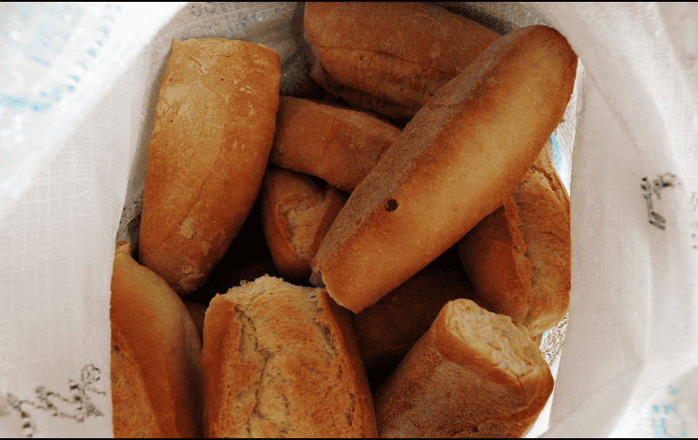 Además de alimento sagrado en la tradición mexicana, el bolillo también es compañero para los momentos difíciles, ¿quién no ha escuchado alguna vez y después de un temblor?: “Cómete un bolillo pa' el susto”. EL INFORMADOR / ARCHIVO