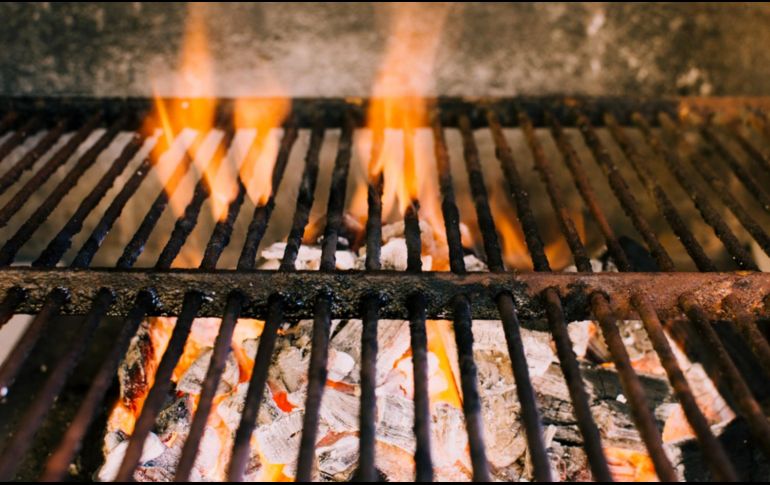 Sigue este inquebrantable consejo para dejar lista tu parrilla para un proximo asado. PEXELS