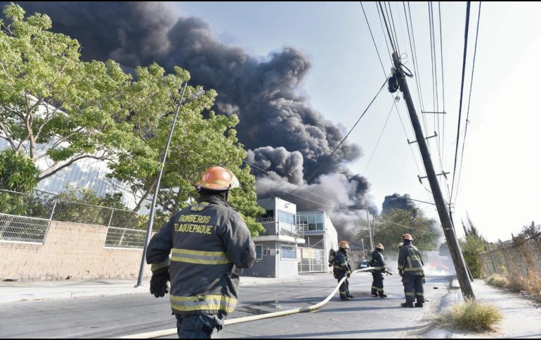 Humo visible a kilómetros. Una densa columna de humo se elevó desde la fábrica siniestrada. ESPECIAL