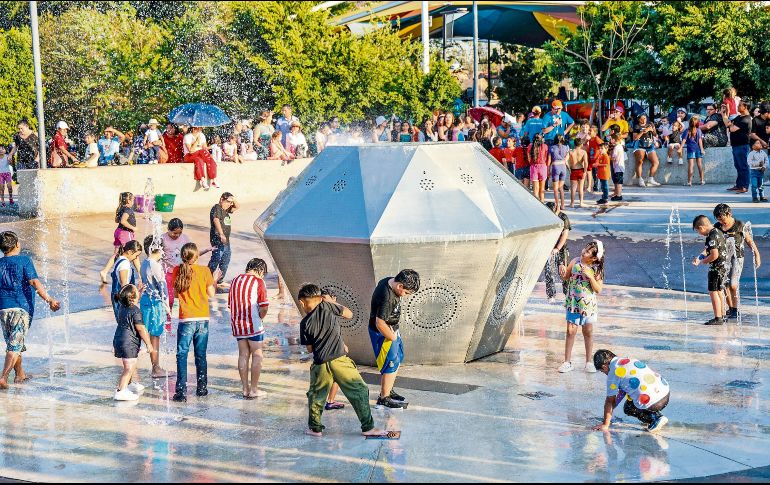 El Ayuntamiento recibió a más de 10 mil personas en el Parque de las Niñas y los Niños para celebrar La Fiesta de Abril, en donde jugaron y recibieron regalos. EL INFORMADOR/ A. Navarro