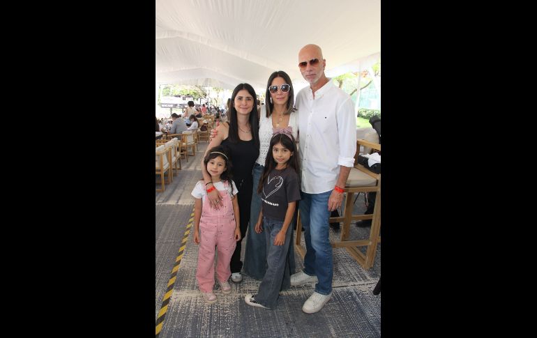 Karla Díaz Campos, Martha Loya Guzmán, Fernando Becerril, María José y María Regina Becerril Loya. GENTE BIEN JALISCO /
