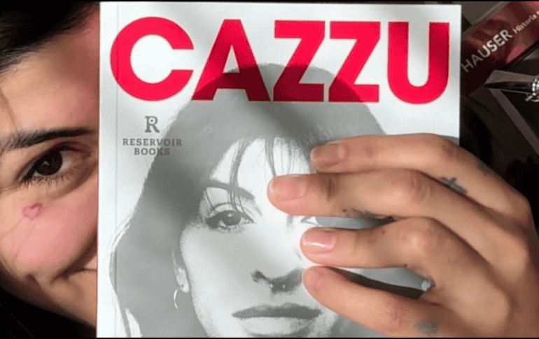 Cazzu lanza su primer libro. ESPECIAL / IG / @cazzu