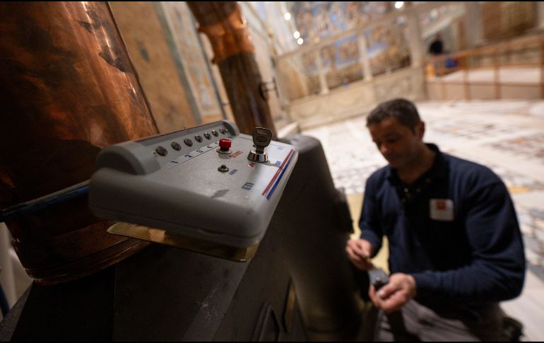 Nada debe conocerse de lo que ocurre en el interior de este histórico lugar, bajo la severidad del Juicio Final que pintó Miguel Ángel. EFE / F. Sforza