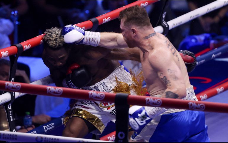 Santos Saúl Álvarez Barragán recuperó el cinturón de la FIB, que había dejado vacante en 2024, y sumó nuevamente los títulos del CMB, AMB y OMB. AFP/ F. Nureldine.