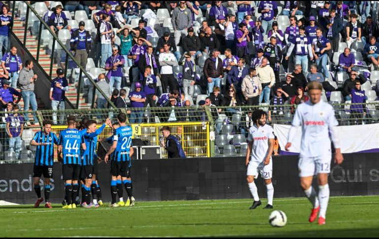 Después del segundo tanto del Club Brujas, el “Chino” Huerta únicamente permaneció ocho minutos más en el terreno de juego. EFE/F. SIERAKOWSKI