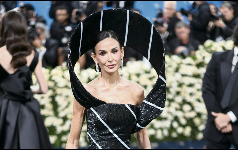 Demi Moore impactó con un vestido negro con líneas blancas que evoca a una pieza arquitectónica. EFE