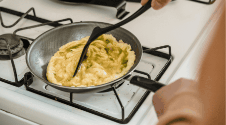 La versatilidad del huevo permite que pueda emplearse en una amplia variedad de recetas, desde desayunos hasta postres. ESPECIAL