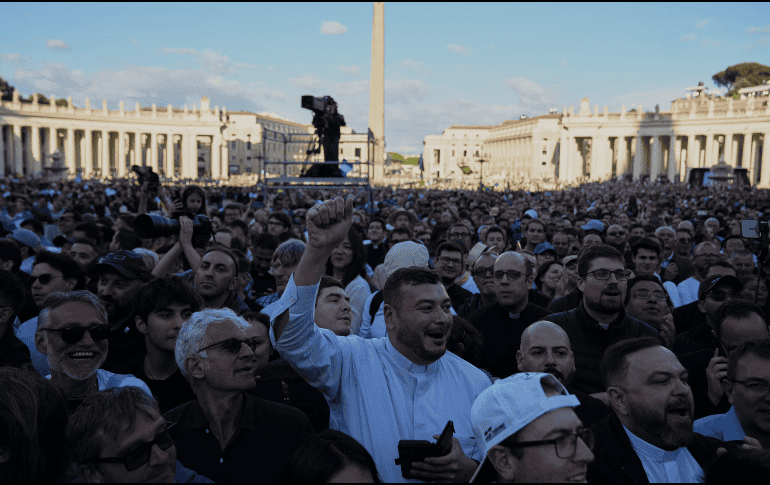 Fieles reaccionan en la Plaza de San Pedro al anuncio del nuevo papa. AP / A. Tarantino