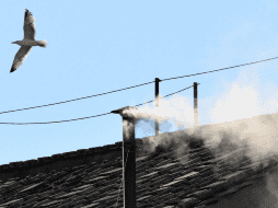 La chimenea, colocada en el techo de la Capilla Sixtina y visible desde la Plaza de San Pedro, se convierte así en el centro de atención para fieles católicos. EFE/A. DI MEO