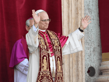 El sucesor de Francisco abrió su primer discurso con la frase "La paz sea con ustedes", dirigiéndose a los creyentes para emitir un mensaje de esperanza. EFE/A. DI MEO