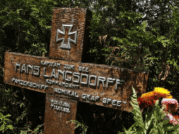 Fotografía de la cruz en donde yacen los restos del comandante del acorazado Admiral Graf Spee, Hans Langsdorff, en un cementerio de Buenos Aires. Uruguay fue escenario de la primera batalla naval entre Alemania y Reino Unido en 1939. EFE / ARCHIVO