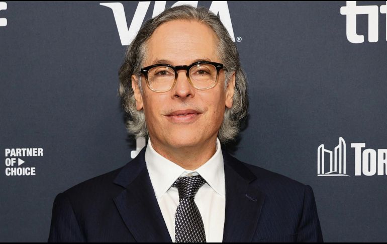 El cinefotógrafo posa desde la alfombra del estreno de “Pedro Páramo”, en el Festival Internacional de Cine de Toronto. AFP