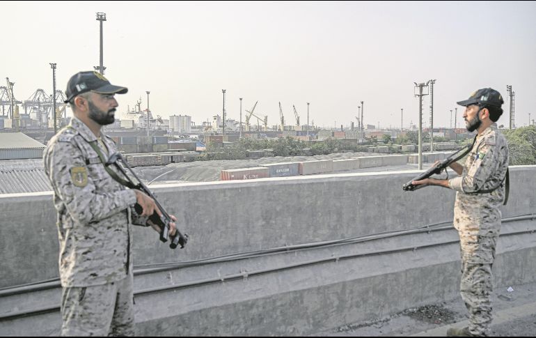Personal de seguridad custodia cerca del puerto de Karachi, en medio de las tensiones fronterizas. AFP
