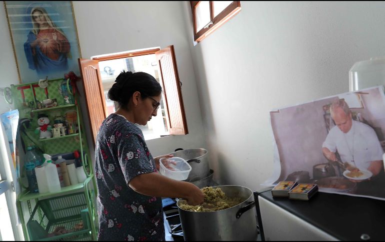 La fotografía del nuevo Papa León XIV sirviéndose comida oculta un detalle muy significativo, esta es su historia. EFE / P. Aguilar